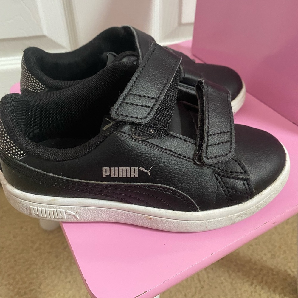 Pumas sneakers